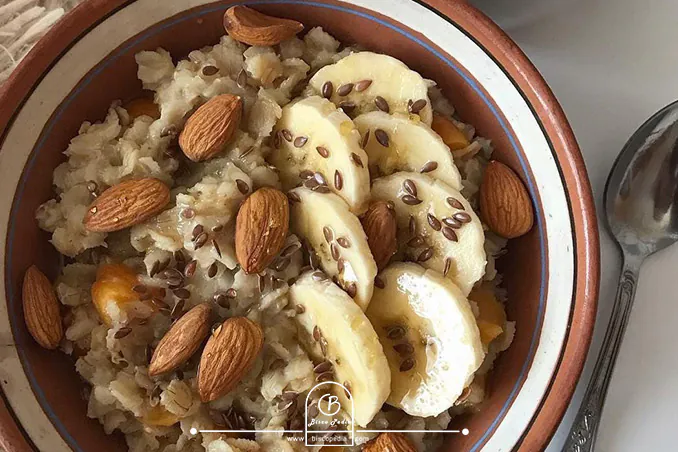 طرز تهیه اوتمیل رژیمی با موز، بادام و تخم کتان