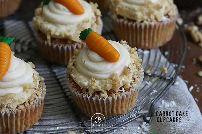 طرز تهیه کاپ کیک هویج و گردو با شکر قهوه‌ای