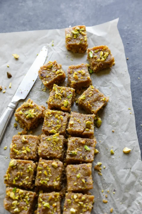 طرز تهیه حلوا یخچالی در ۵ مرحله