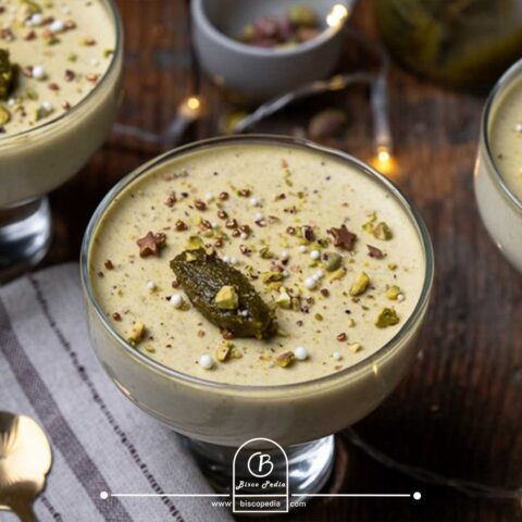 طرز تهیه فرنی پسته‌ای خوشمزه و مجلسی